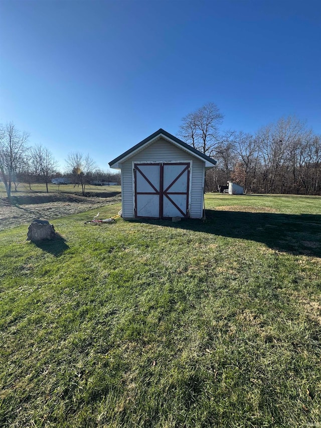 view of outdoor structure featuring a yard