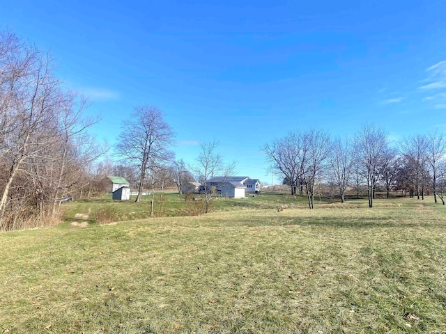 view of yard featuring a rural view