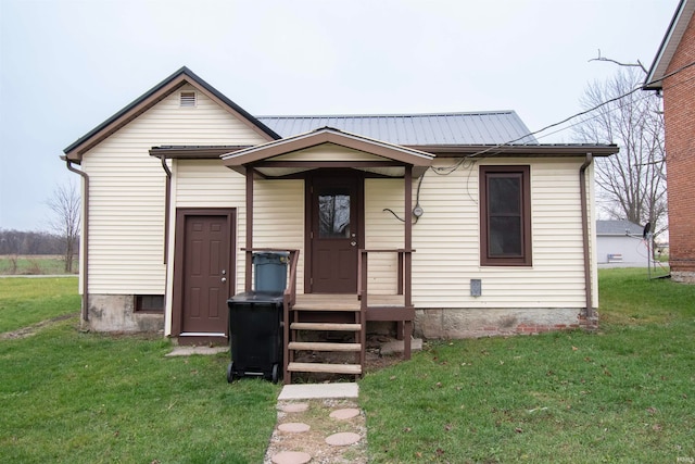 view of front of home featuring a front yard