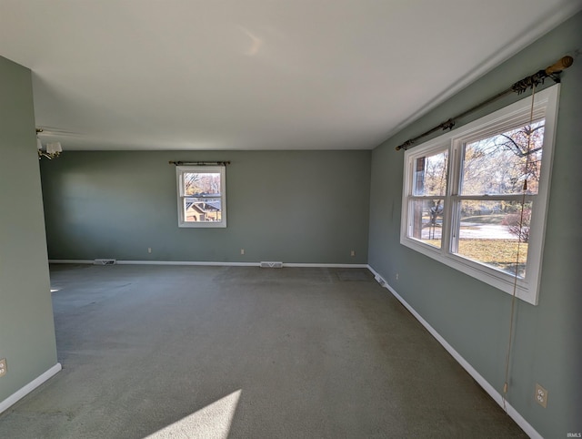 unfurnished room featuring carpet flooring and a chandelier