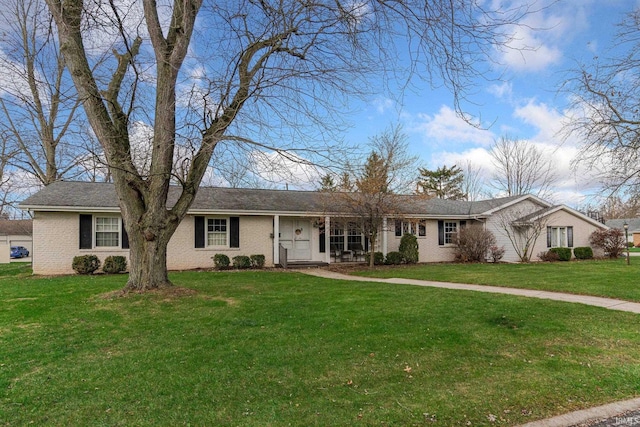 single story home featuring a front lawn