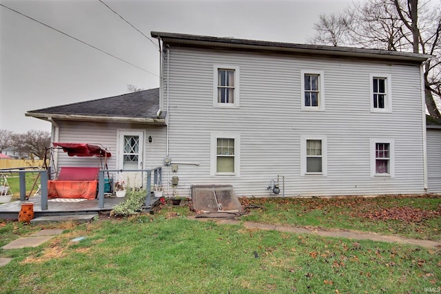 back of house featuring a yard