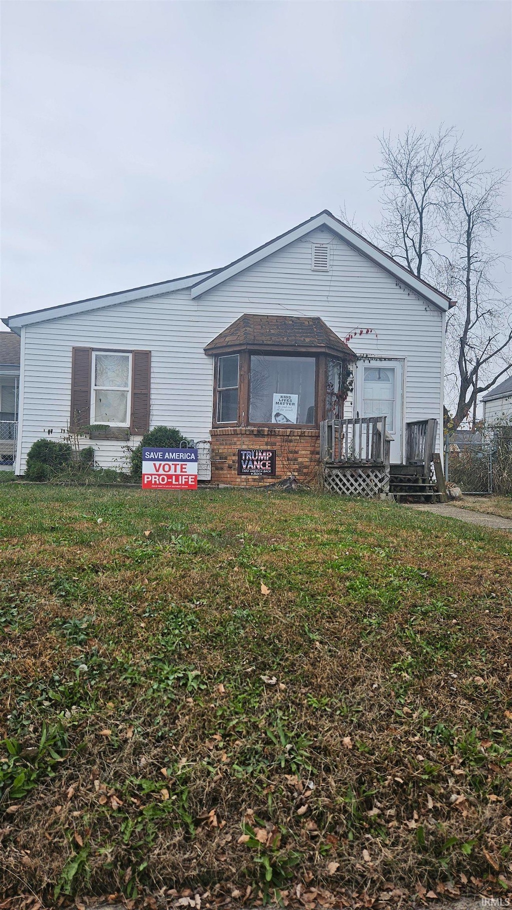 view of front of house with a front yard