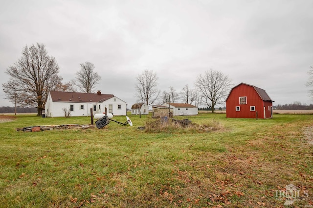 view of yard with an outbuilding