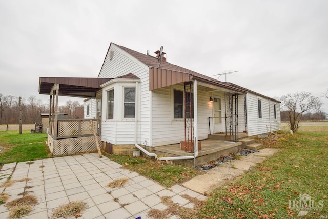 view of front of house with covered porch and a front yard