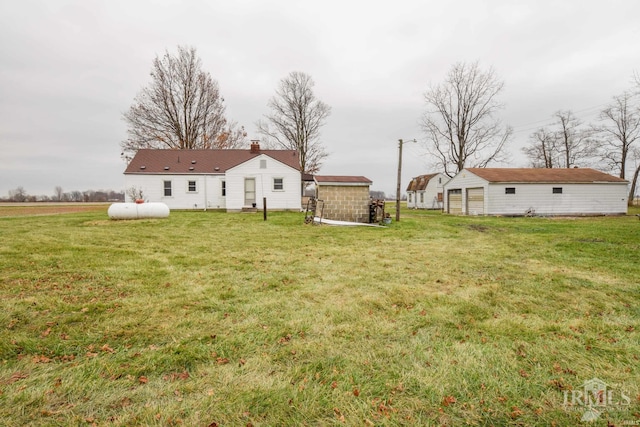 view of yard featuring an outbuilding