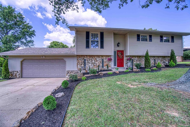 view of front facade featuring a front yard and a garage