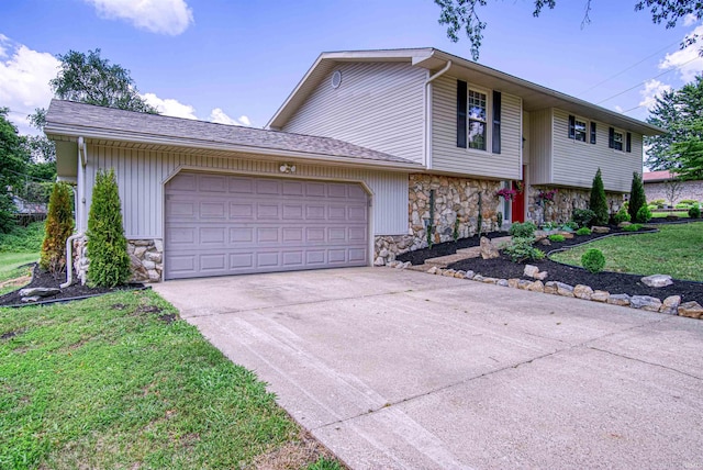 view of front of home featuring a front yard and a garage