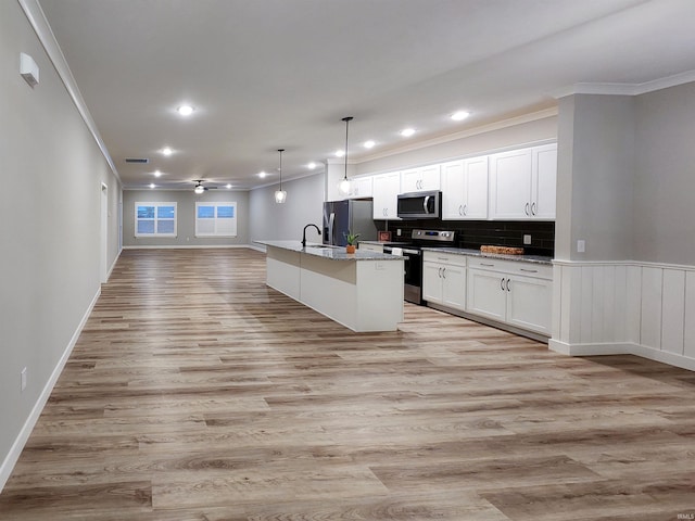 kitchen featuring pendant lighting, a kitchen island with sink, white cabinets, light hardwood / wood-style flooring, and stainless steel appliances