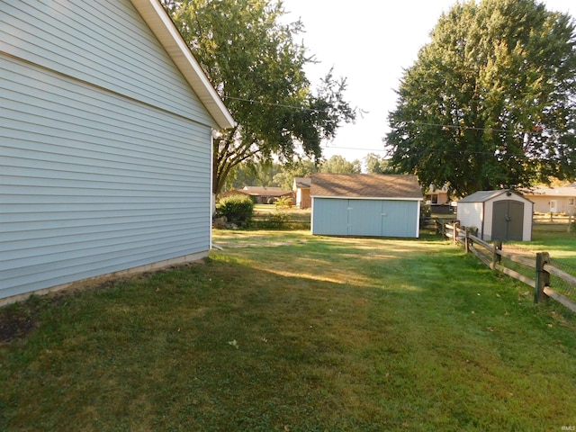 view of yard featuring a shed