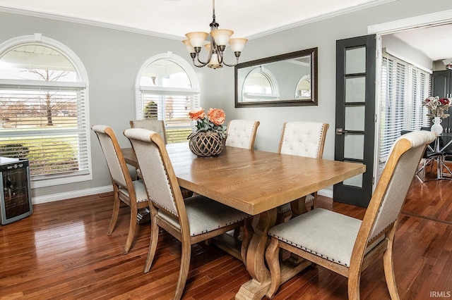 dining area with dark wood-type flooring, beverage cooler, a chandelier, and ornamental molding