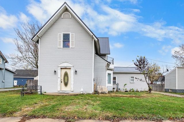 view of front of home featuring a front lawn