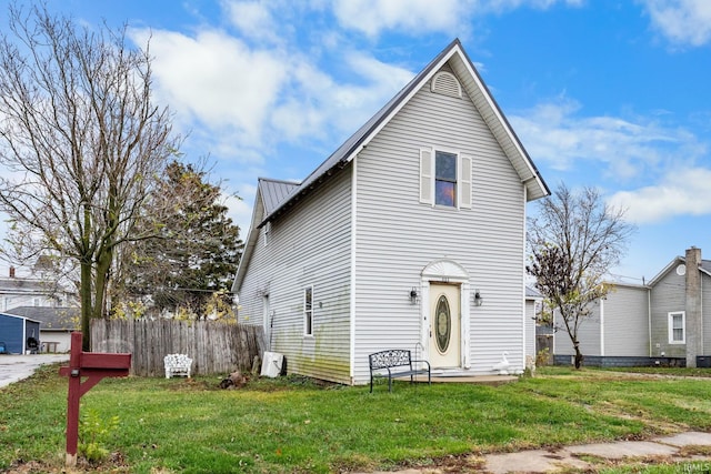 view of front of property with a front yard