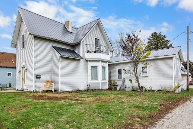 back of house featuring a lawn