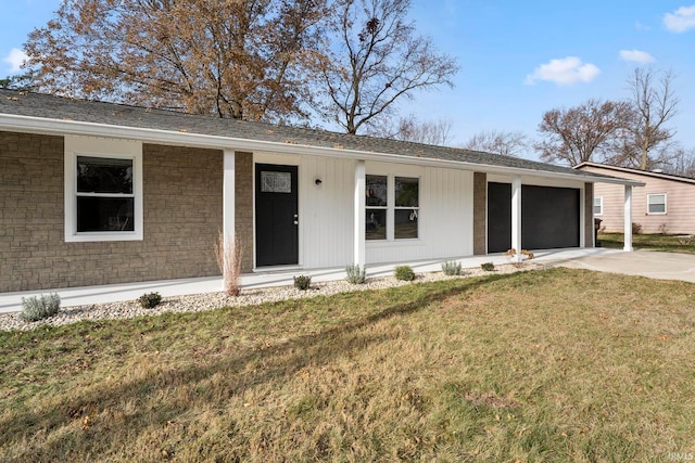 ranch-style home featuring a front lawn and a garage