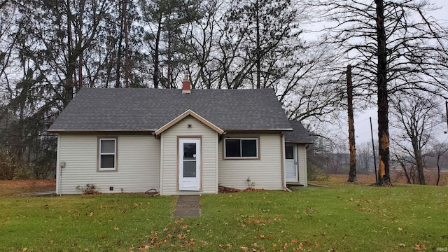 view of front of property featuring a front yard