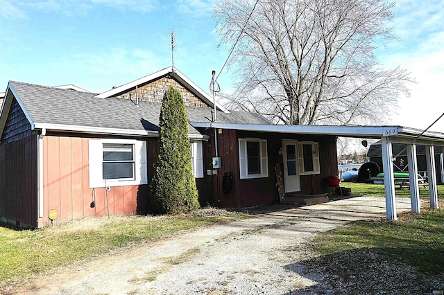 view of front facade featuring a carport