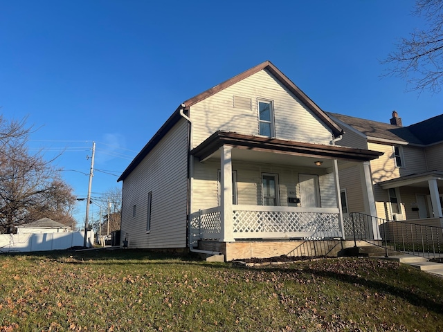 view of front facade featuring a porch and a front lawn