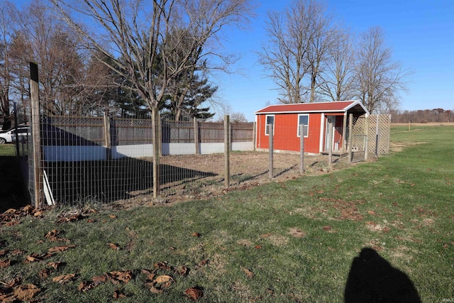 view of yard with an outbuilding