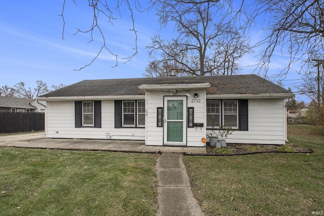 single story home featuring a front yard