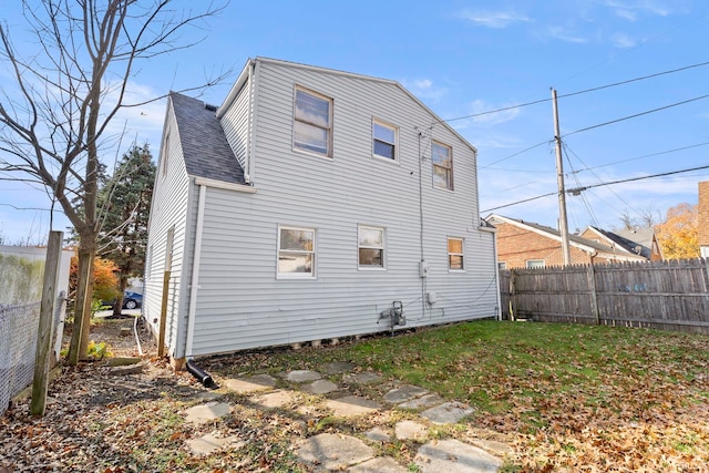 back of house featuring a yard