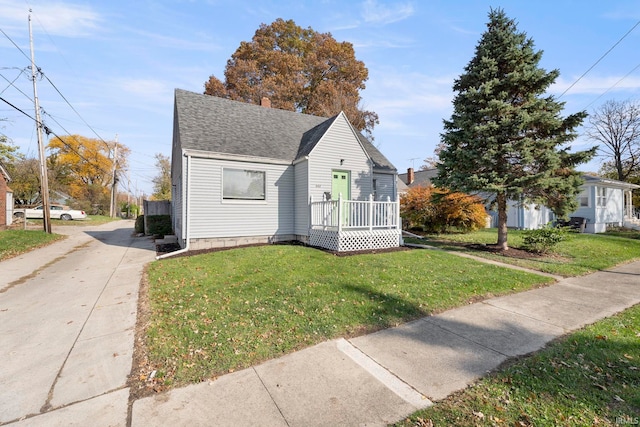 view of side of property featuring a yard