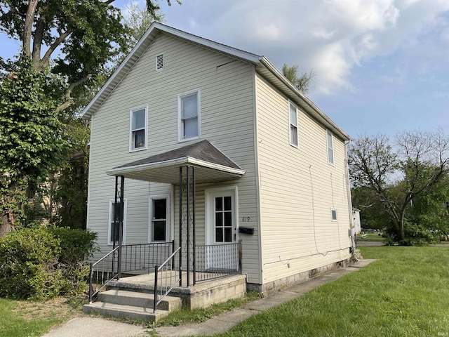 view of front of property featuring a front yard