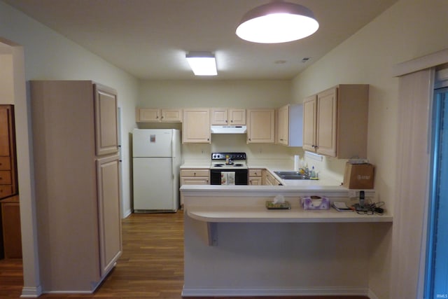 kitchen featuring kitchen peninsula, sink, white refrigerator, electric range, and hardwood / wood-style floors