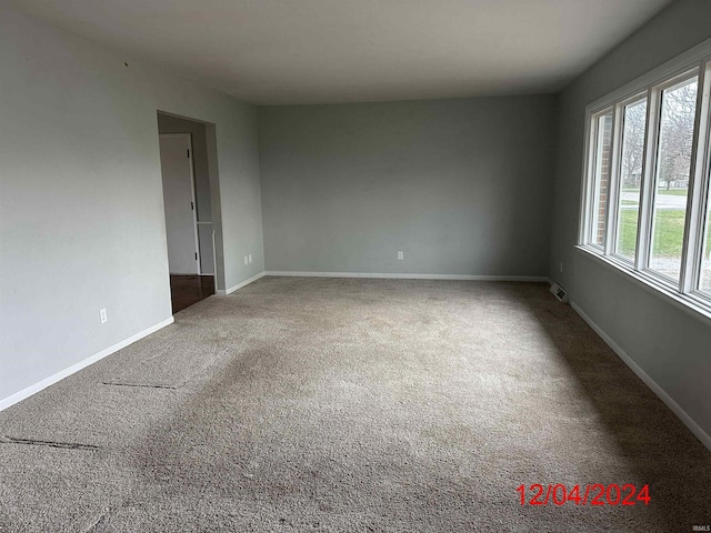 spare room with carpet flooring