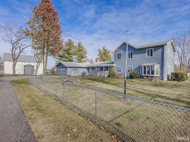 view of front of property featuring a front lawn