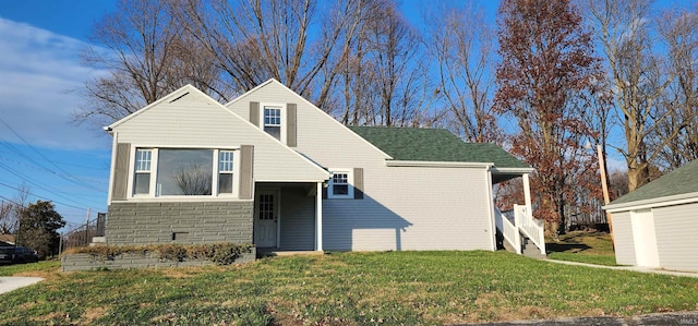 view of front facade featuring a front yard