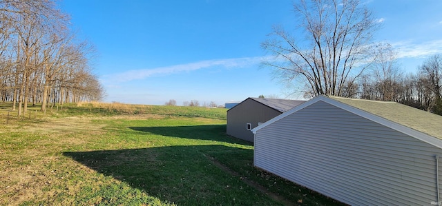 view of yard featuring a rural view