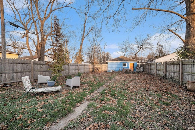 view of yard with an outbuilding