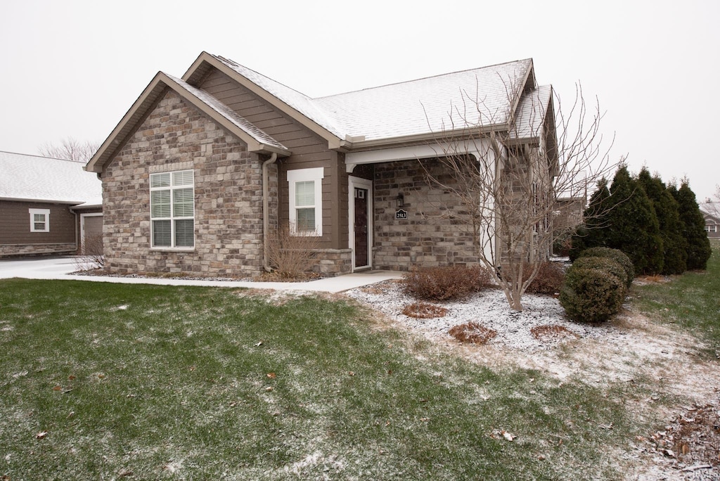 view of front of property with a front yard