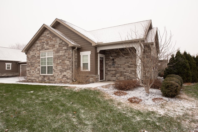 view of front facade featuring a front lawn