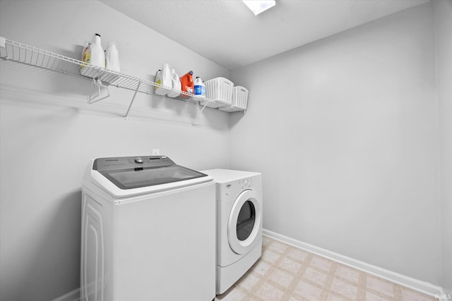 laundry room featuring a textured ceiling and independent washer and dryer