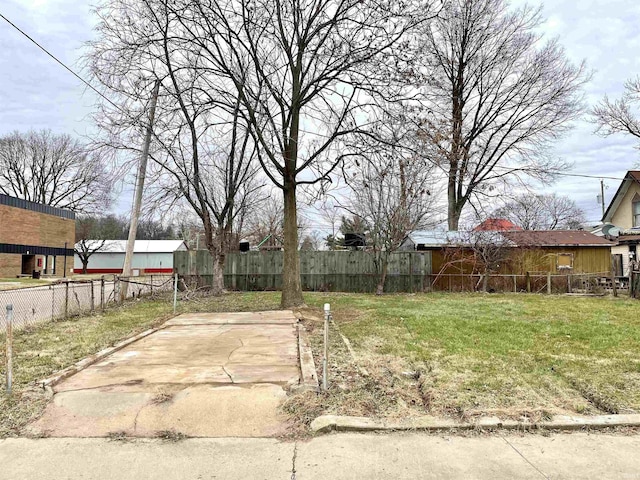 view of yard with a patio area