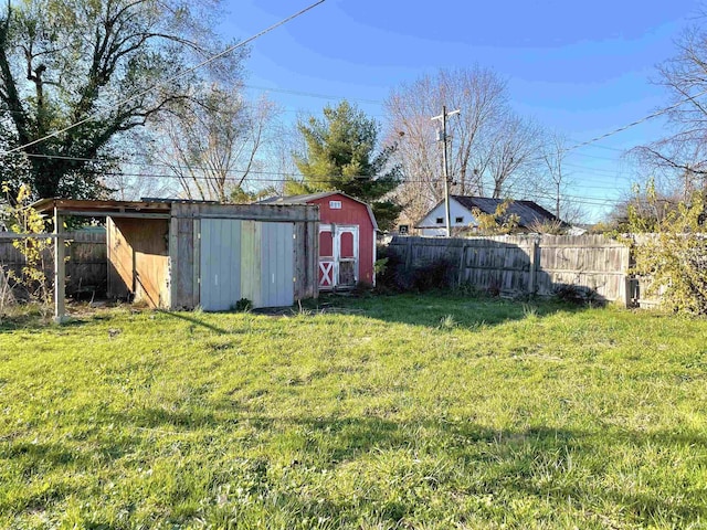 view of yard with a shed