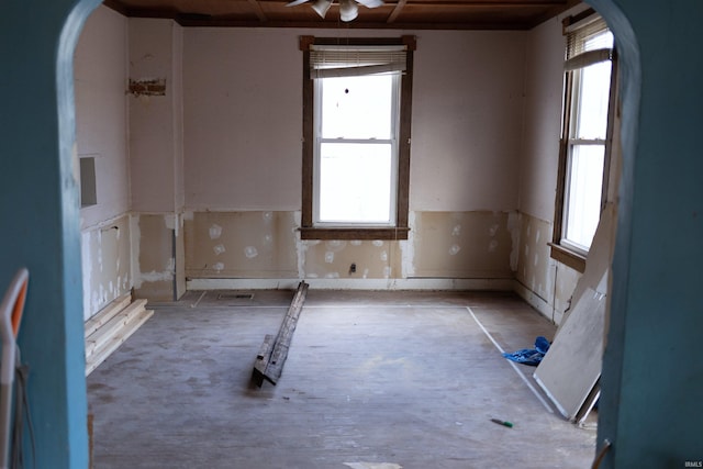 spare room with ceiling fan