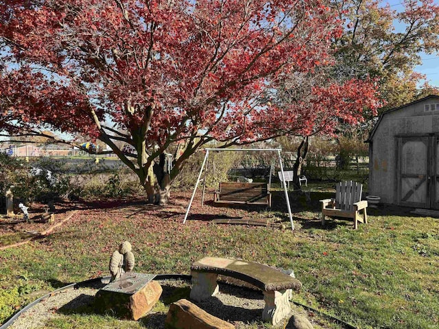 view of yard featuring a shed