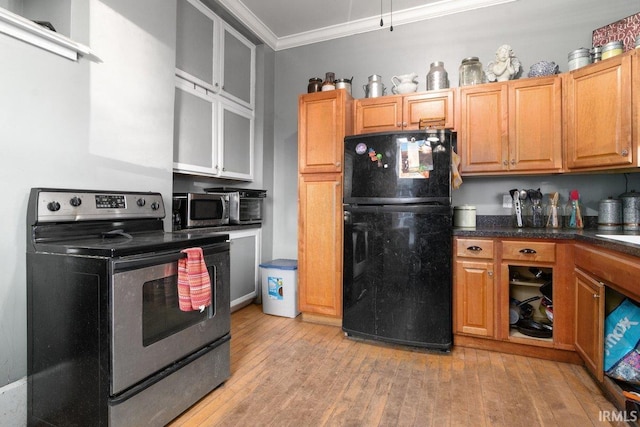 kitchen featuring appliances with stainless steel finishes, light hardwood / wood-style flooring, and crown molding