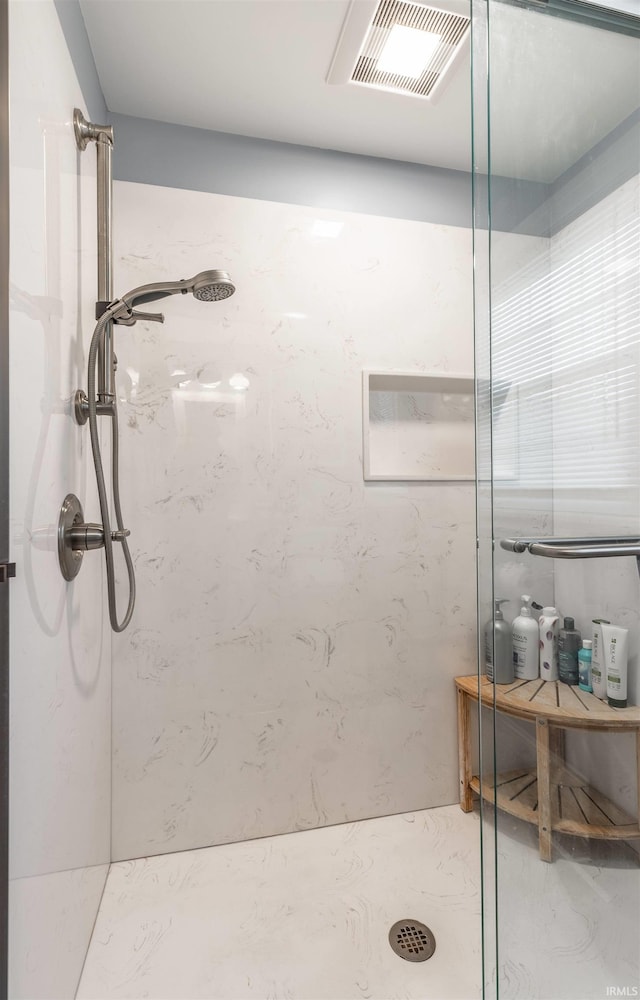 bathroom featuring tiled shower