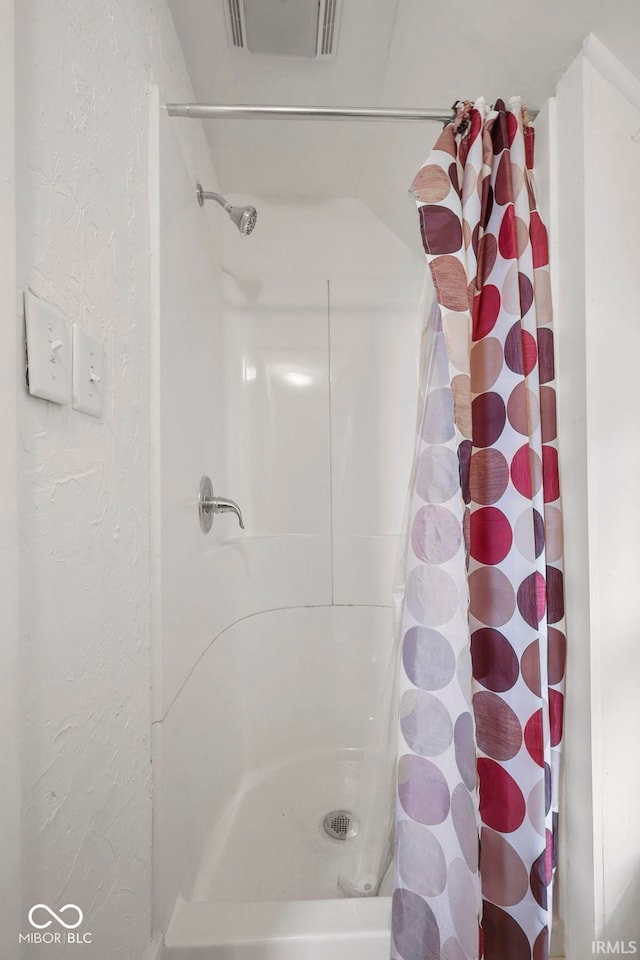 bathroom featuring curtained shower