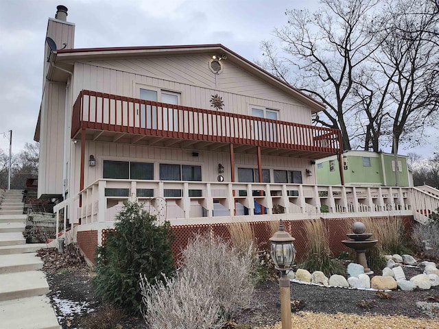 view of front facade featuring a balcony