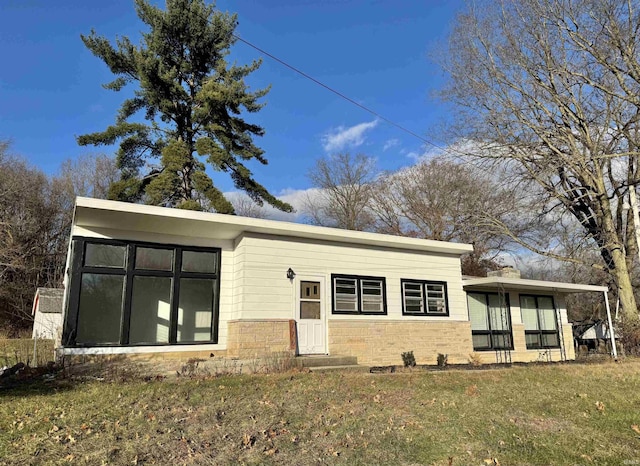 view of front of home featuring a front lawn