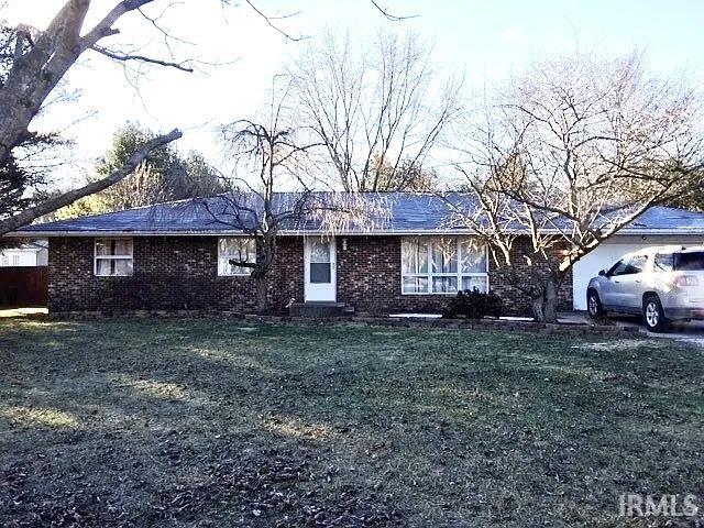 single story home with a front lawn