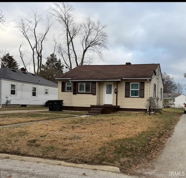 view of front of property with a front yard