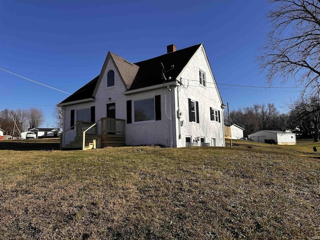 view of front of home featuring a front yard