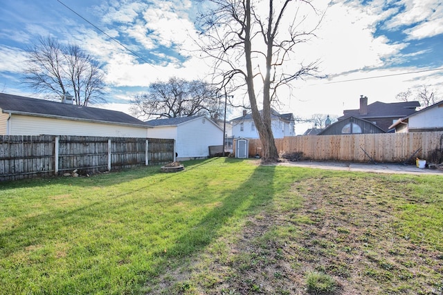 view of yard with a fire pit