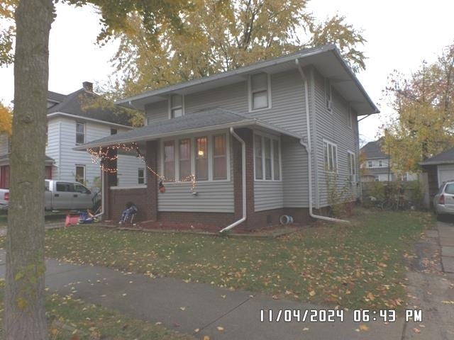 front facade featuring a front lawn